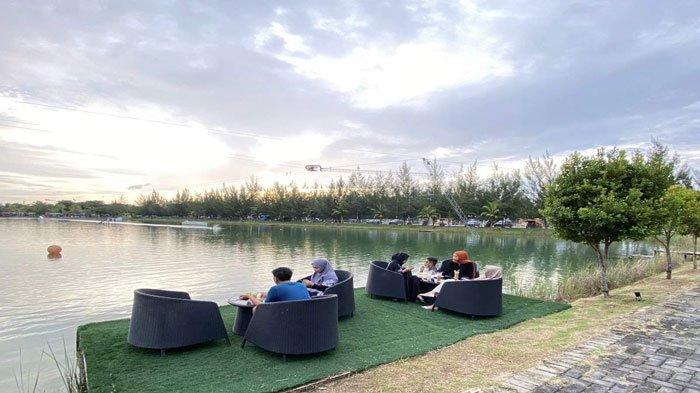 Nongkrong di Lake Side Cafe Batam, Bisa Lihat Sunset dan Atraksi Atlet Wake Boarding
