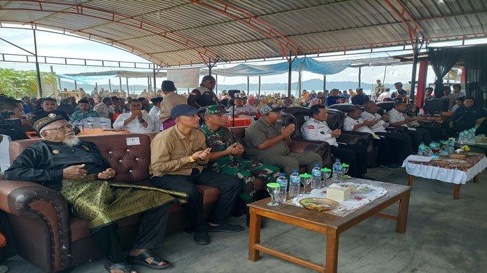 Gubernur Ansar ke Karimun, Serahkan Bantuan Paket Sembako untuk Warga di Moro