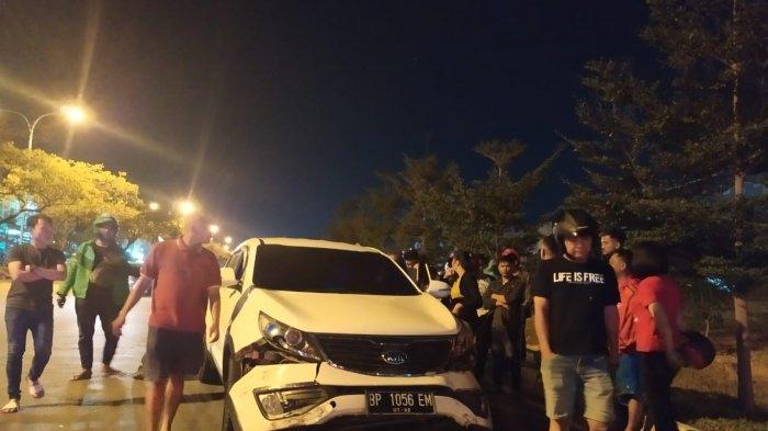 Tabrak Pengendara Motor di Sei Panas Batam, Bule Ini Hanya Diam Dimarahi Keluarga Korban