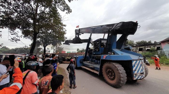 Reach Stacker Dikerahkan Bantu Evakuasi Muatan Truk Terlepas di Depan PT Giken Batam