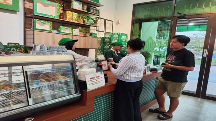 DUKUNG QRIS - Transaksi pembayaran di Toteles Bake House bisa dilakukan lewat kode QRIS. Foto diambil di Cabang Toteles Bake House di Ruko KDA Junction, Kelurahan Belian, Kecamatan Batam Kota, Kota Batam, Kepri, Minggu (16/11/2025)