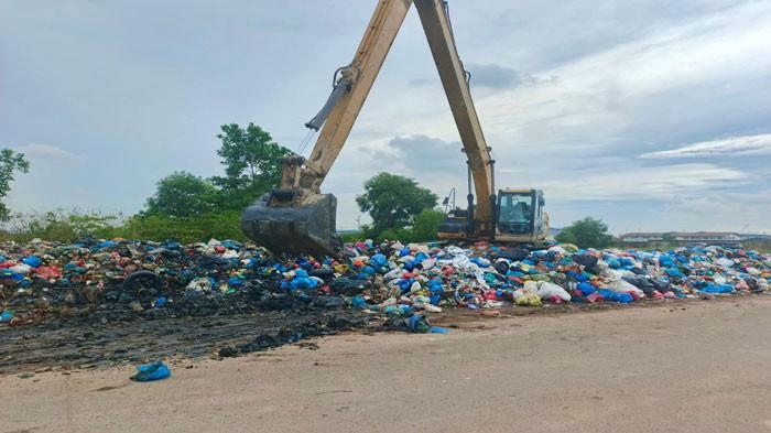 PEMBERSIHAN SAMPAH - Alat berat dikerahkan untuk membersihkan tumpukan sampah di salah satu TPS ilegal di Kecamatan Sagulung, saat aksi cepat Satgas Darurat, Jumat (21/11/2025)