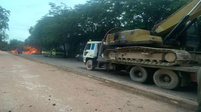MOBILISASI ALAT BERAT - BP Batam mulai melakukan mobilisasi alat berat untuk perbaikan jalan rusak di Jalan Yos Sudarso, persisnya di atas Underpass Pelita, Jumat (22/5/2026). Perbaikan jalan di lokasi dimulai Sabtu (23/5/2026) dan direncanakan selama seminggu