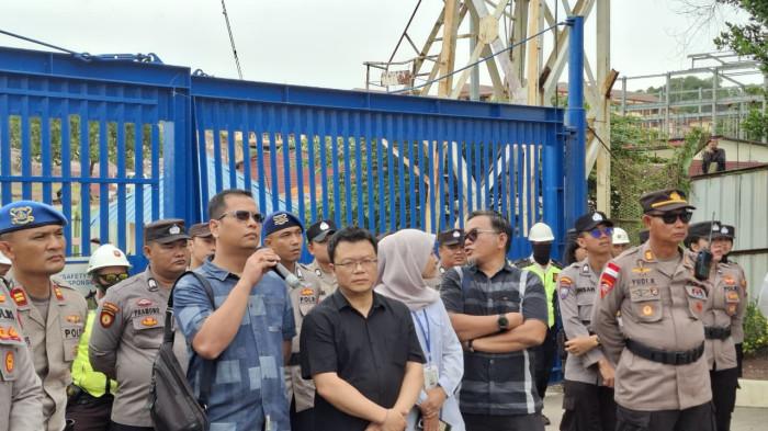 PETINGGI PT ASL - Petinggi PT ASL Shipyard Tanjunguncang, Kota Batam sedang menerima para buruh yang berunjuk rasa di depan kawasan perusahaan galangan kapal itu pada Rabu (22/10) siang.