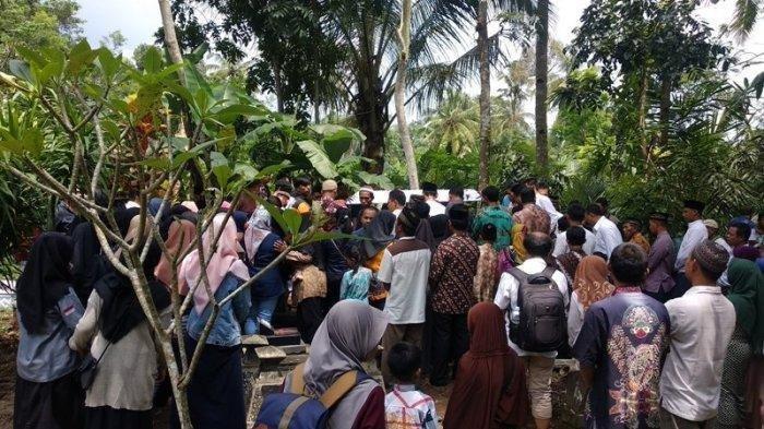 Zahra Dimakamkan di Sisi Kubur sang Kakak, Handphone Pembelian Ayahnya Pun Tak Sempat Diterima