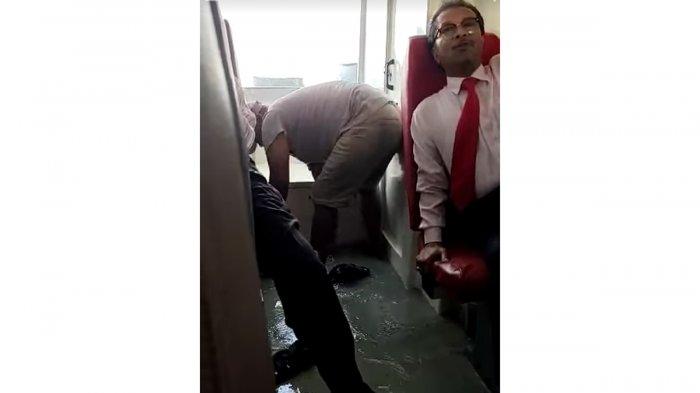 DETIK-DETIK Kapal yang Ditumpangi Ketua DPRD Kepri Tersapu Ombak & Nyaris Terbalik di Laut