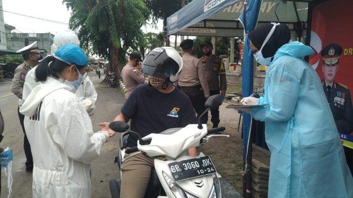 Dipilih Acak, Puluhan Pengendara di Jalan Ahmad Yani Karimun Jalani Rapid Test Covid-19