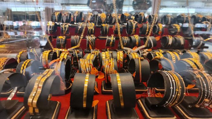 Harga Emas di Batam Hari Ini Turun Tipis Lagi di Toko Mas Sumbar Baru, Stok Antam Kosong