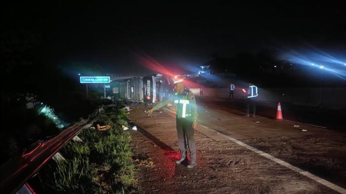 Bus Pariwisata PO Haryanto Terguling di Tol Batang, 3 Oranng Meninggal Dunia