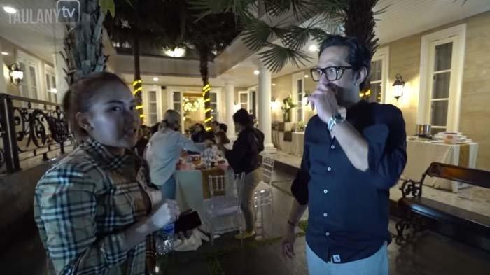 Ayu Ting Ting Ogah Lepas Sandal saat Masuk Rumah Mewah Andre Taulany Hingga Diprotes: Norak Lu