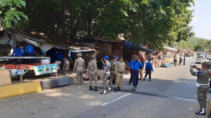 BREAKINGNEWS - Tim Terpadu Gusur Kios dekat Jembatan I Barelang Batam