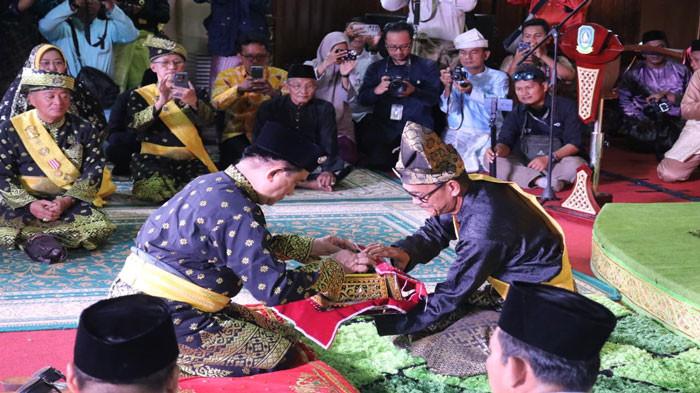 Menko Yusril Dianugerahi Gelar Adat Melayu Dato’ Seri Indra Narawangsa di Daik Lingga