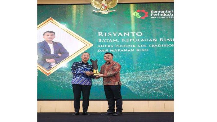 PENGHARGAAN UPAKARTI - Risyanto, pemilik Toteles Bakehouse Batam saat menerima penghargaan Upakarti 2024 dari Menteri Perindustrian RI Agus Gumiwang Kartasasmita pada Kamis (19/12/2024) lalu di Ruang Garuda, Lantai 2 Gedung Kementerian Perindustrian, Jakarta Selatan.