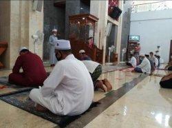 Lama Tak Bisa Salat Jumat, Warga Karimun Senang Bisa Sembahyang Berjemaah Lagi di Masjid
