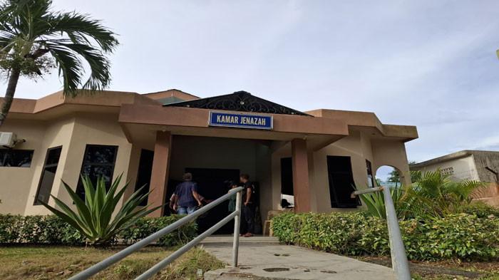 KAMAR JENAZAH RSBP BATAM - Potret Kamar Jenazah RSBP Batam. Suasana duka menyelimuti Kamar Jenazah Rumah Sakit BP Batam, Sabtu (30/8/2025) sore. Isak tangis keluarga dan kerabat pecah melihat jenazah Renny, yang menjadi korban kecelakaan maut di Simpang Tiban Princess Batam, Sabtu.