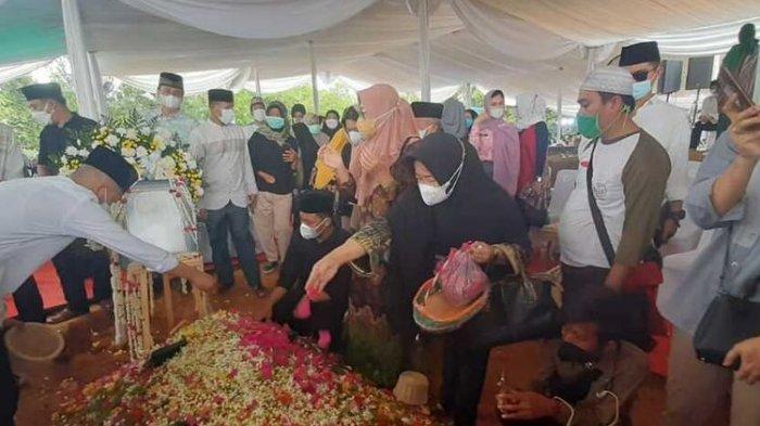 Kesedihan Gubernur Sumsel di Pusara Anaknya, Percha Tinggalkan Sepasang Bayi Kembar Untuk Ayahnya