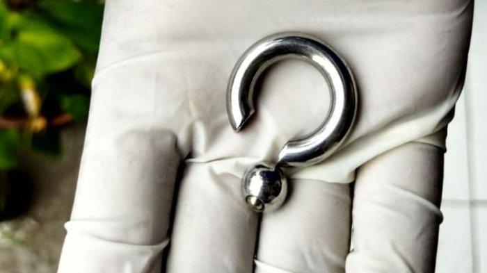 Cincin Nyangkut di Kemaluannya, Pria Ini Datangi Kantor Damkar Minta Bantuan Untuk Dilepaskan