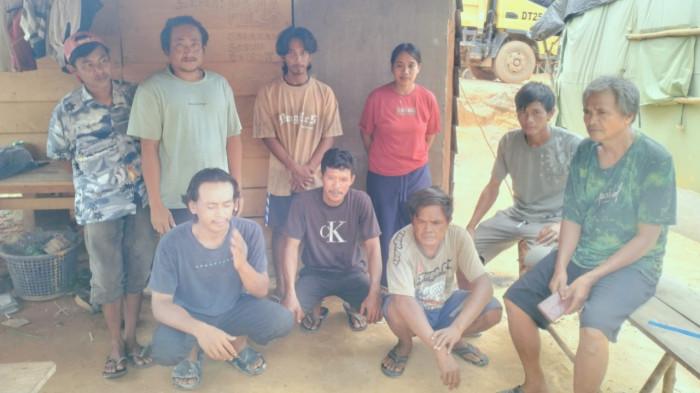 SAWIT DI LINGGA - Sebanyak sembilan pekerja di lingkungan PT Citra Sugi Aditya (CSA), Kabupaten Lingga, Provinsi Kepulauan Riau (Kepri) mengaku menjadi korban dugaan penggelapan upah oleh kontraktor atau vendor perusahaan.