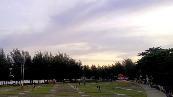 PANTAI PIWANG DI NATUNA - Kawasan Alun-alun Pantai Piwang salah satu lokasi favorit warga jogging di pagi hingga sore hari. Foto diambil Minggu (9/11/2025).
