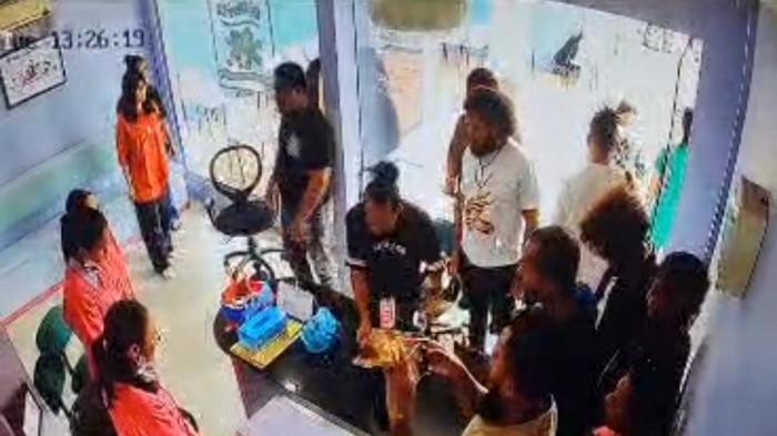 PREMANISME DI SEKOLAH DJUWITA - Aksi Premanisem terekam CCTV. terlihat jelas mereka mengintimidasi tiga guru perempuan. Preman tersebut datang dibawa oleh wali murid yang anaknya tidak mau sekolah