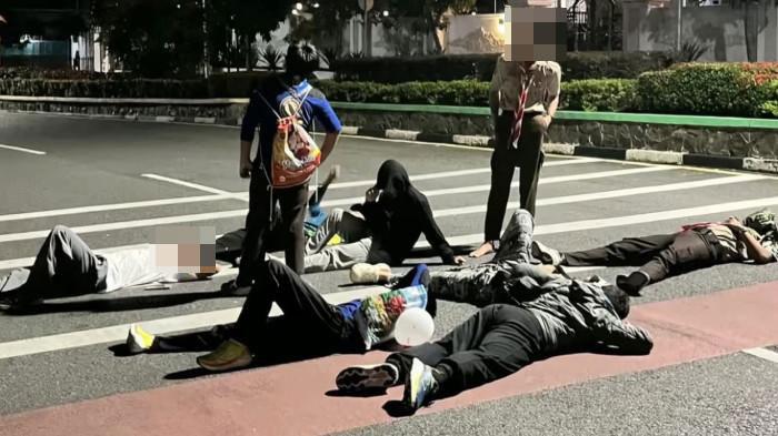 VIRAL DI TANJUNGPINANG  - Sejumlah remaja sedang berpose sembari tidur dan berdiri di tengah jalan, simpang Melayu Kota Piring, Kota Tanjungpinang, Kepulauan Riau (Kepri).