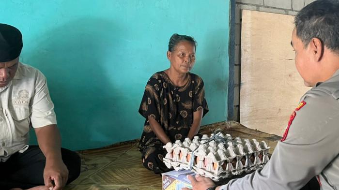 MENUNGGU KABAR - Aminah, Ibu kandung Muhammad Sahri alias Aren, saat ditemui Kapolsek Singkep Barat, Iptu Young Risa, di Kampung Ciklatip, Desa Sungai Harapan, Singkep Barat, Kabupaten Lingga, Provinsi Kepri, Rabu (25/2/2026). Aminah masih menunggu kabar anaknya yang hilang di laut.