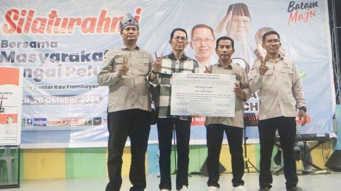Amsakar Achmad Disambut Silat Bugis dan Tarian Minang Saat di Sungai Pelenggut