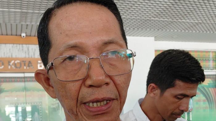 KEPALA BP BATAM - Wali kota sekaligus Kepala Badan Pengusahaan (BP) Batam, Amsakar Achmad saat memberikan komentar usai mengikuti paripurna di kantor DPRD Kota Batam, Rabu (29/4/2026). Ia buka suara terkait video pernyataan Wakil Kepala BP Batam, Li Claudia Chandra soal warga non KTP Batam yang belakangan viral di medsos.