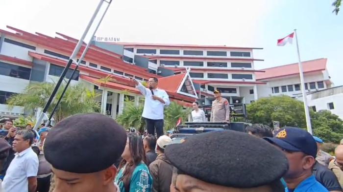 DEMO AIR - Kepala BP Batam Amsakar Achmad tersulut emosi hadapi warga Tanjung Sengkuang soal air di Kantor BP Batam, Kamis (22/1/2026).