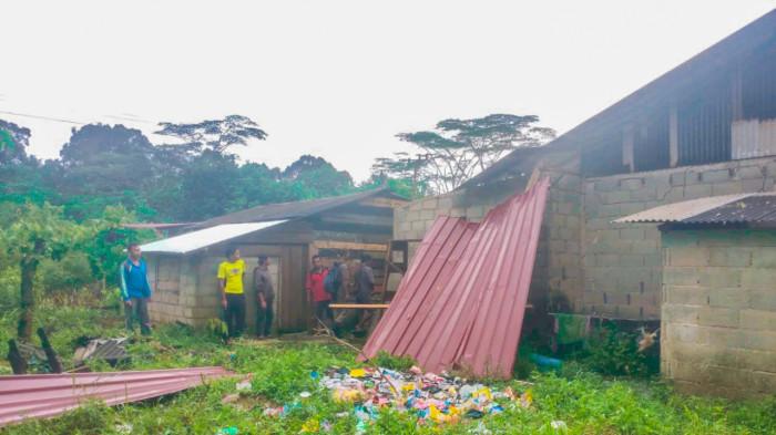 RUMAH RUSAK DI LINGGA - Rumah milik Mazlina (46), warga Kampung Panggak, Desa Persiapan Air Batu, Singkep Barat, Kabupaten Lingga, Provinsi Kepri, rusak akibat angin puting beliung, Selasa (11/11/2025) dini hari.