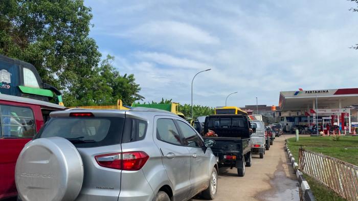 HARGA BBM DI BATAM - Antrean kendaraan mengular pada pengisian BBM subsidi di SPBU Bundaran Bandara Nongsa, Kota Batam, Provinsi Kepulauan Riau (Kepri), Rabu (10/6/2026).  Aktivitas pengisian bahan bakar minyak (BBM) jenis di sejumlah SPBU di Kota Batam, Provinsi Kepulauan Riau (Kepri) mengalami peningkatan signifikan, khususnya pada jenis BBM subsidi. 