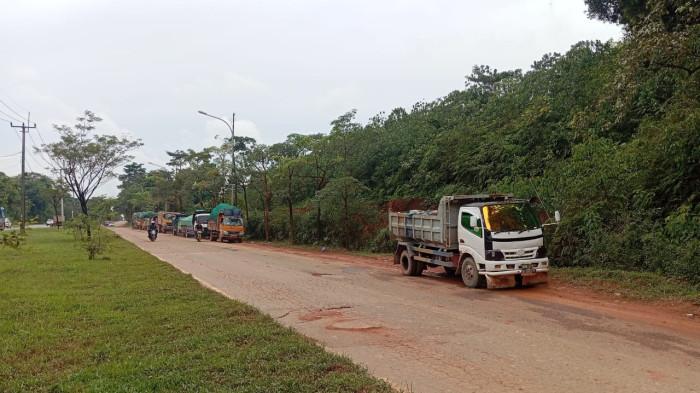 ANTREAN PANJANG - Antrean panjang truk sampah sebelum masuk ke lokasi TPA Punggur, Kota Batam, Provinsi Kepri, Jumat (21/11/2025)