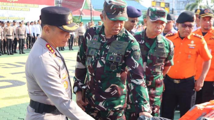 POLRESTA TANJUNGPINANG - Kapolresta Tanjungpinang, Kombes Pol. Hamam Wahyudi, S.H., S.I.K., M.H menjelaskan sarana dan prasarana kepada Komandan Pangkalan TNI Angkatan Udara Raja Haji Fisabilillah (Lanud RHF), Kolonel Pnb Rony Widodo, S.T., M.M., M.Han setelah apel kesiapan tanggap darurat bencana Hidrometeorologi di lapangan Mapolresta Tanjungpinang, Selasa (4/11/2025).