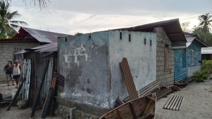 Atap rumah rusak Desa Lanjut Lingga