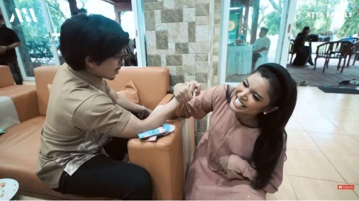 Atta Halilintar Kalah Adu Panco Dengan Millen Cyrus, Beri Hadiah Rp 400 Ribu