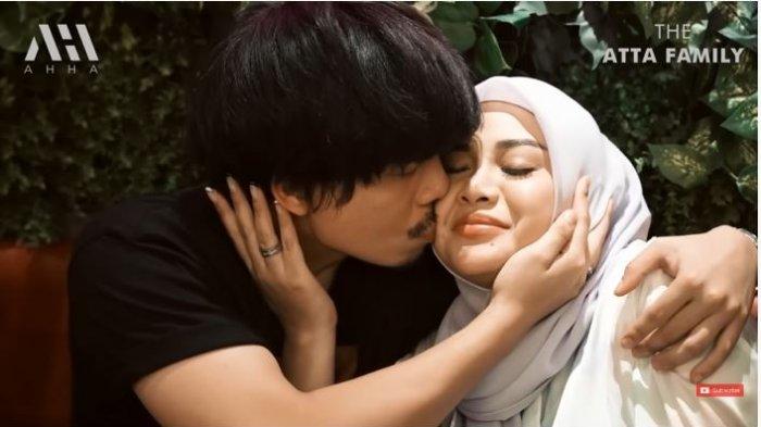 Aurel Hermansyah dan Atta Halilintar pamer kemesraan didepan Gen Halilintar sampai Fateh minta cium