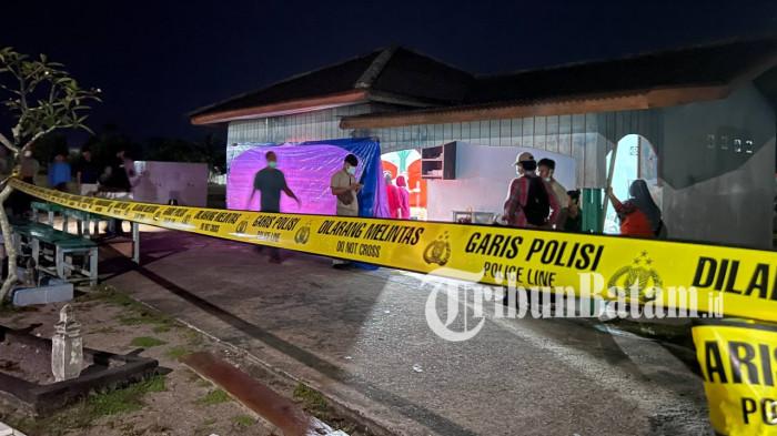 MAYAT WANITA DI LINGGA - Potret ruang tunggu TPU Telek yang telah dipasangi garis polisi, Kamis (30/4/2026) malam. Di lokasi ini dilakukan Autopsi terhadap korban Syafitri Yana alias Diana yang ditemukan tewas dan terkubur di Dabo Singkep, Kabupaten Lingga, Provinsi Kepri.