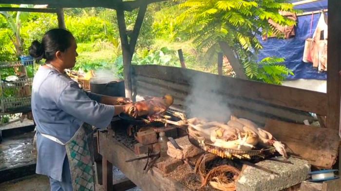 AYAM SALAI DI LINGGA - Usaha ayam salai milik Yani, warga Desa Tanjung Harapan, Kecamatan Singkep, Kabupaten Lingga, Provinsi Kepulauan Riau (Kepri), Selasa (26/5/2026). Ia tampak sibuk memenuhi pesanan Lebaran Idul Adha.