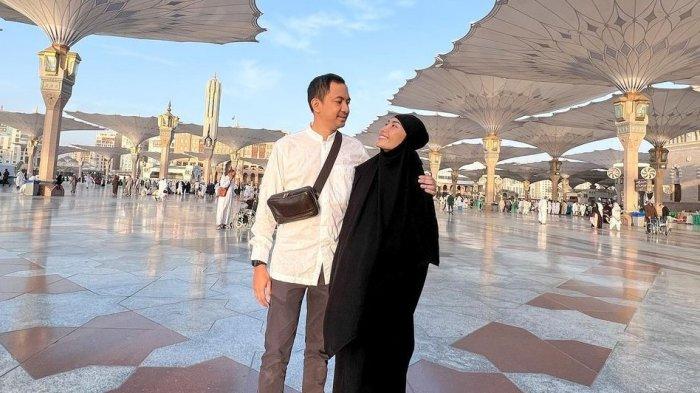 Ayu Dewi dan Regi Datau Mesra Umrah Bareng di Tengah Isu Perselingkuhan