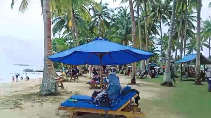 Objek wisata Pantai Batu Kasah yang ramai dikunjungi warga di momen libur tahun baru 2026, alami lonjakan pengunjung sejak Kamis (1/1/2026).