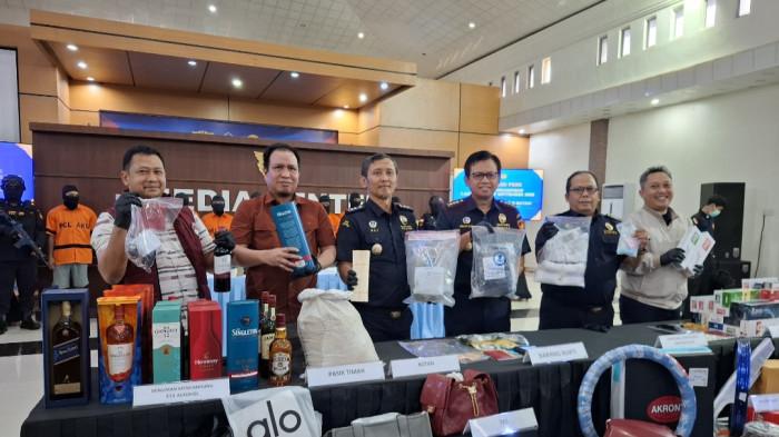 Konferensi pers hasil penindakan kinerja dan pengawasan Bea Cukai Batam Agustus September 2025, Kamis (11/8/2025)