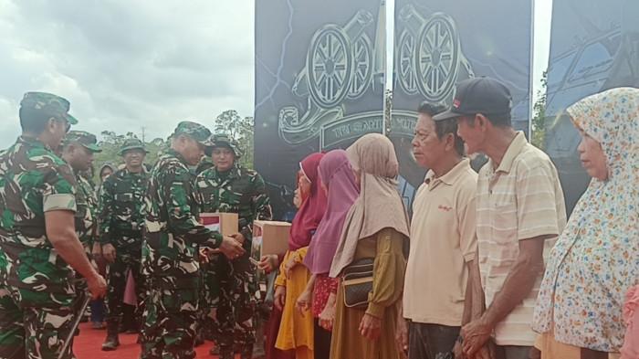 Warga Terdampak Latihan Uji Siap Tempur TNI AD di Natuna Senang Dapat Bantuan Sembako