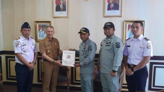 Bakamla RI Kerahkan KN Tanjung Datu Jemput 8 Nelayan Natuna di Malaysia
