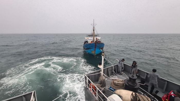 Kapal Kargo Nyaris Tenggelam di Selat Malaka Usai Diterjang Gelombang dan Mati Mesin
