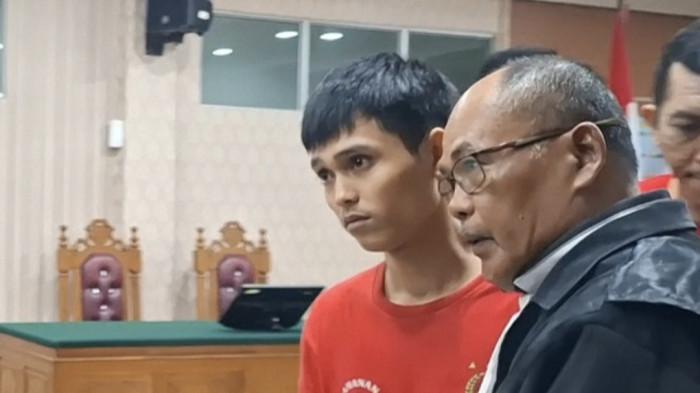 SIDANG 2 TON SABU-SABU DI BATAM - Terdakwa narkoba nyaris 2 ton sabu-sabu, Fandi Ramadhan bersama Penasehat Hukumnya, Bakhtiar Batubara usai sidang tuntutan, Kamis (5/2/2026). Ia membantah pernyataan Kejagung RI yang dianggap menyudutkan kliennya.