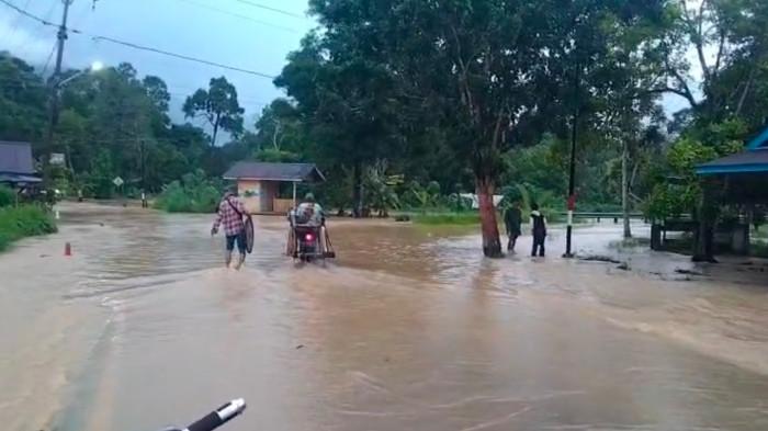BANJIR DI LINGGA - Banjir melanda sejumlah wilayah di Daik, Kabupaten Lingga, Provinsi Kepulauan Riau, Senin (8/6/2026) sore hingga malam. 