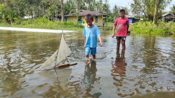 Banjir Rob di Lingga, Awang Hibur Anak Dengan Kapal Layar Tradisional