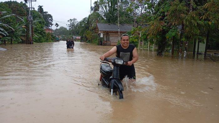 Banjir di Daik Lingga Rendam Rumah Warga, BPBD Kerahkan 2 Perahu Karet Bantu Evakuasi - Banjir-di-Daik-Lingga-Kepri-akibat-hujan-deras.jpg