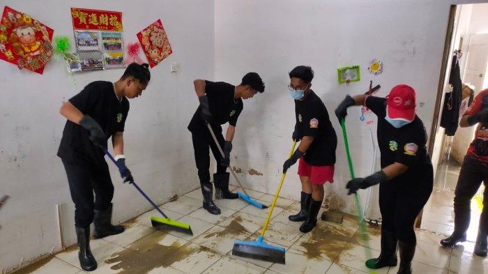 Banjir di Malaysia, Ksatria Batam Bantu Bersihkan Rumah Warga di Medan Jaya 2