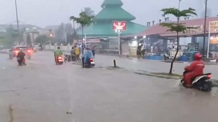 BANJIR DI BATAM - Banjir di jalan Bengkong Indah I, Kecamatan Bengkong, Kota Batam, Provinsi Kepulauan Riau (Kepri) pada Sabtu (16/5/2026). Kepala Dinas Bina Marga dan Sumber Daya Air (DBMSDA) Batam, masih mengkaji terkait penyebab banjir di lokasi itu. Ia menyebut permasalahan di lapangan cukup kompleks.